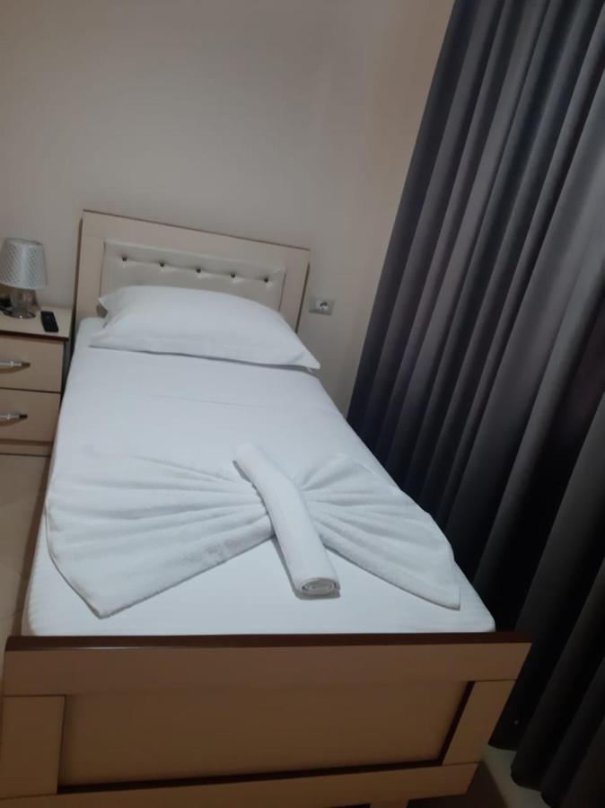 R Hotel Corovode Luaran gambar