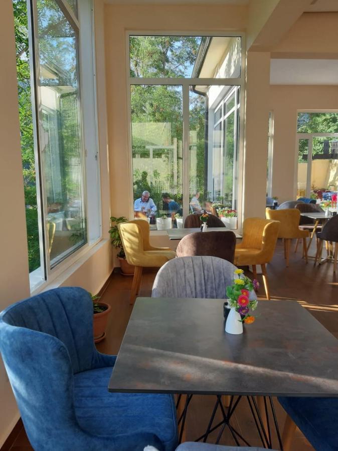 R Hotel Corovode Luaran gambar