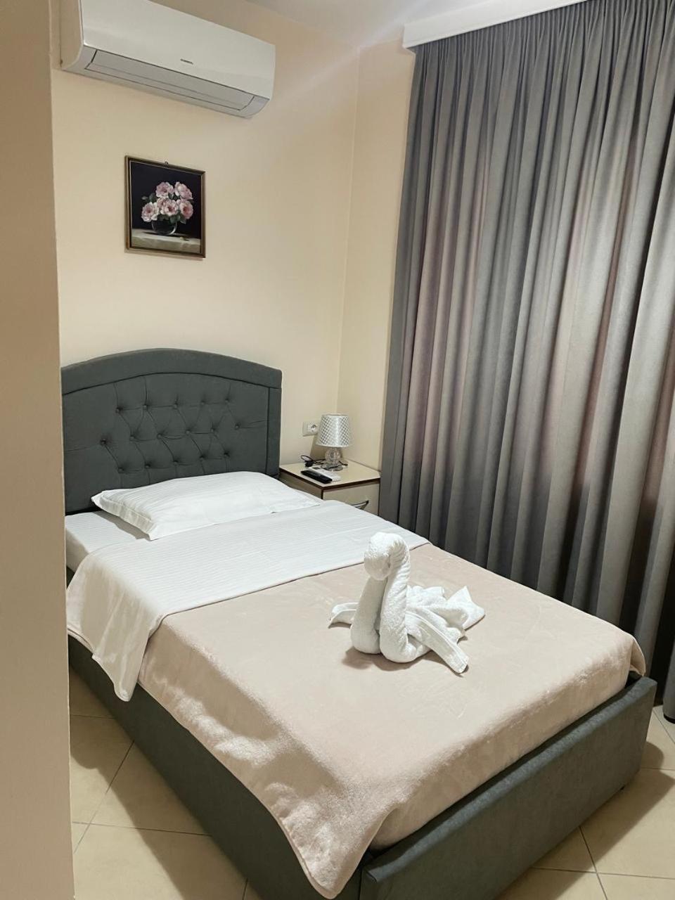 R Hotel Corovode Luaran gambar