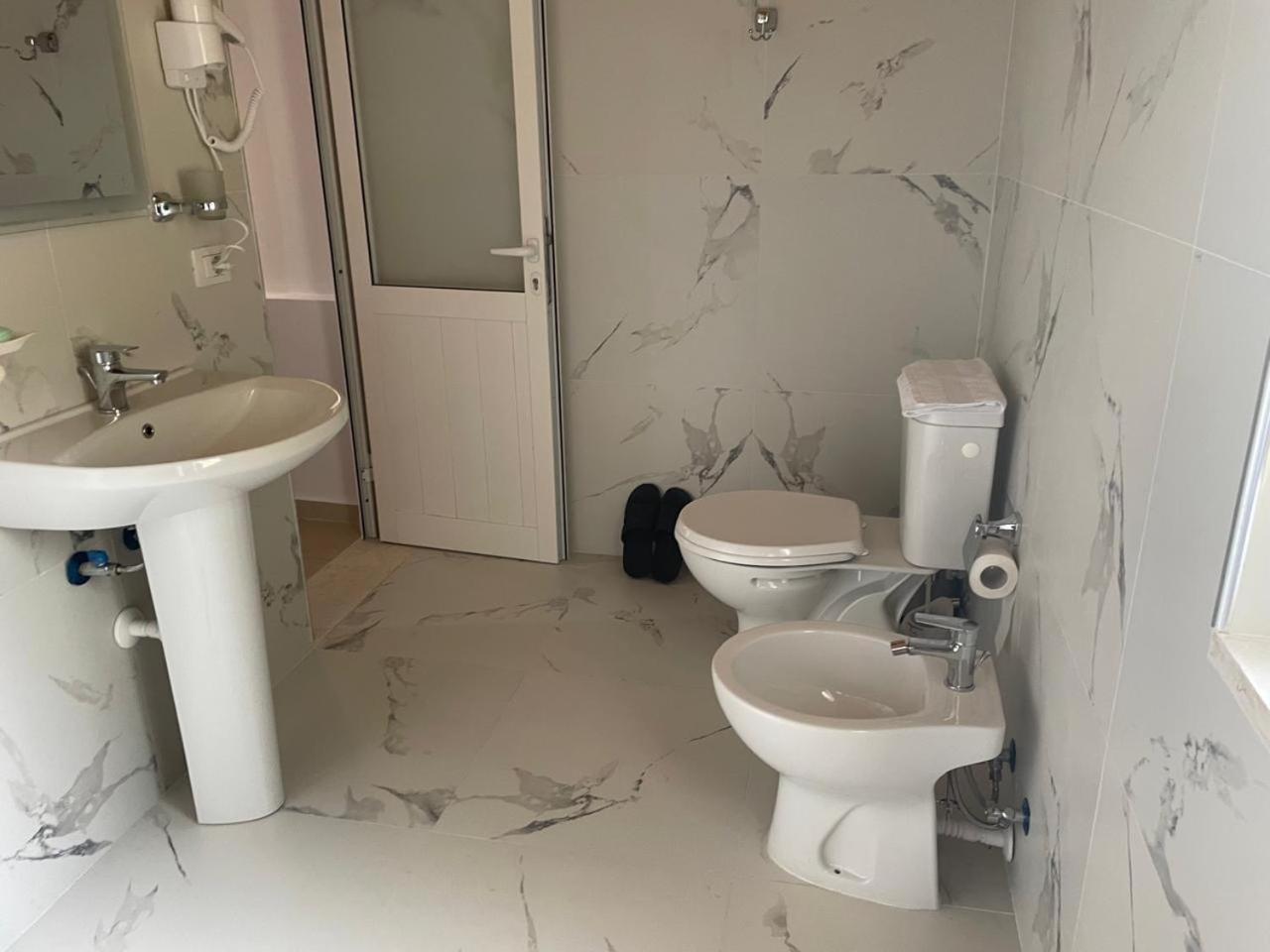 R Hotel Corovode Luaran gambar