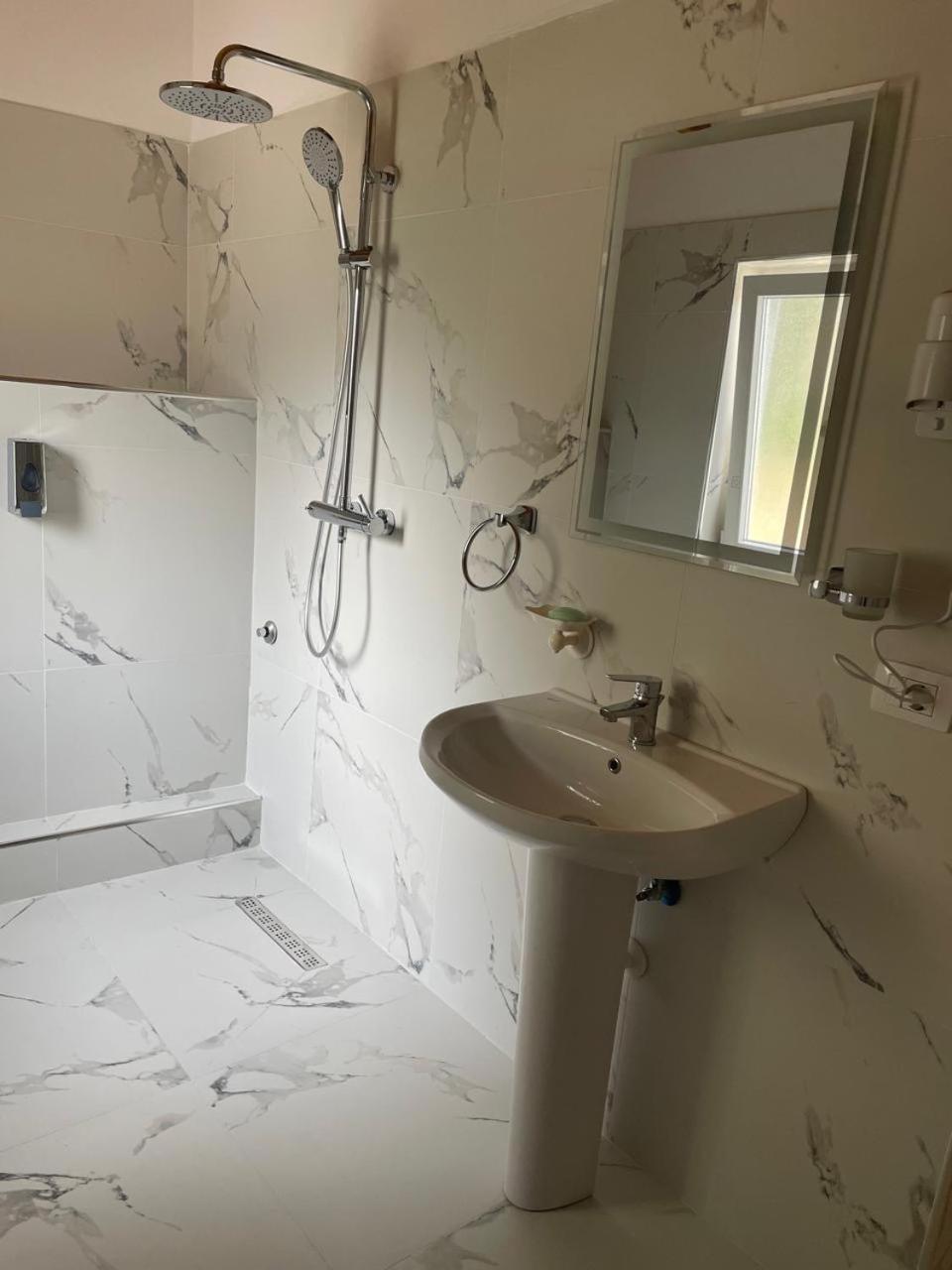 R Hotel Corovode Luaran gambar